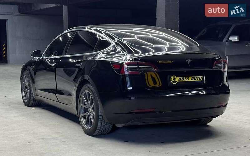 Седан Tesla Model 3 2019 в Чернівцях
