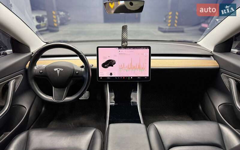 Седан Tesla Model 3 2019 в Чернівцях