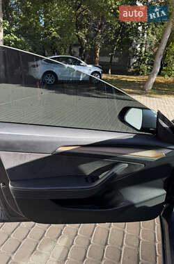 Седан Tesla Model 3 2023 в 