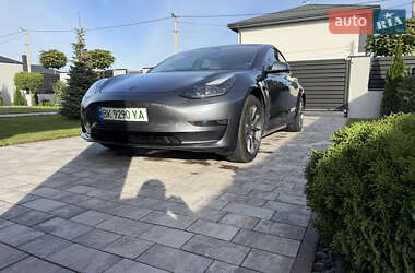 Седан Tesla Model 3 2022 в 