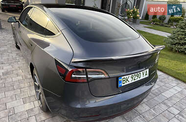 Седан Tesla Model 3 2022 в 