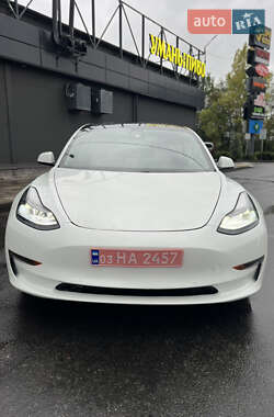 Седан Tesla Model 3 2021 в Умані