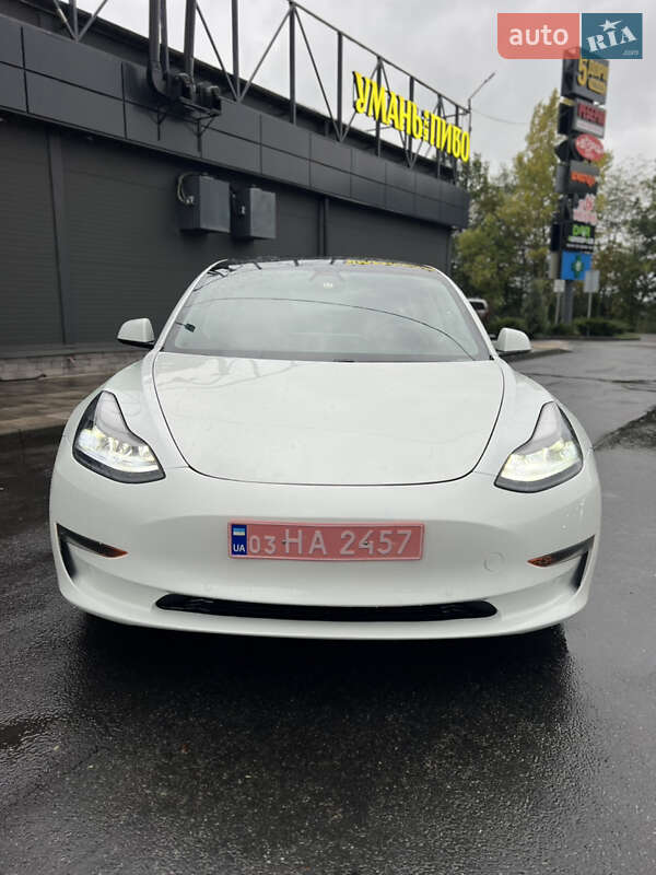 Седан Tesla Model 3 2021 в Умані