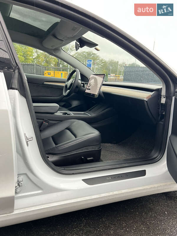 Седан Tesla Model 3 2021 в Умані