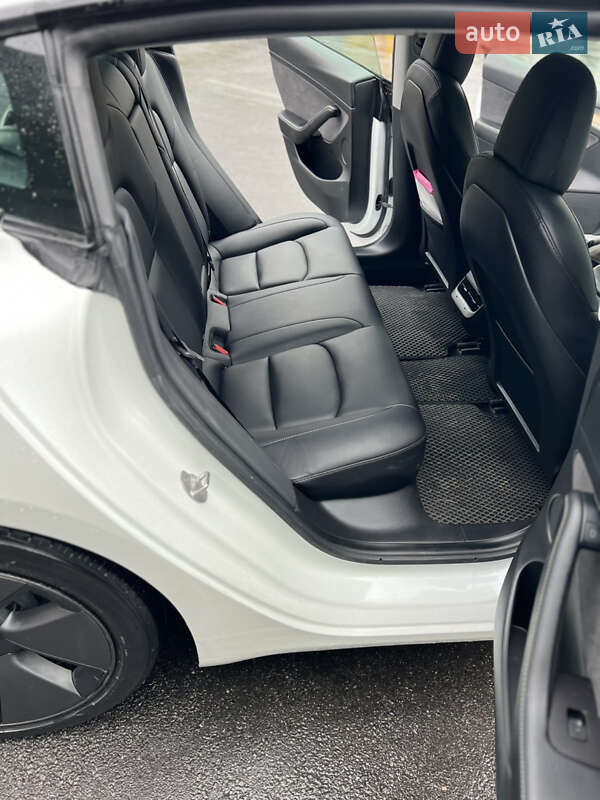 Седан Tesla Model 3 2021 в Умані