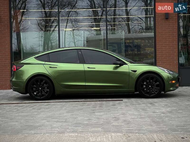 Седан Tesla Model 3 2021 в Киеве