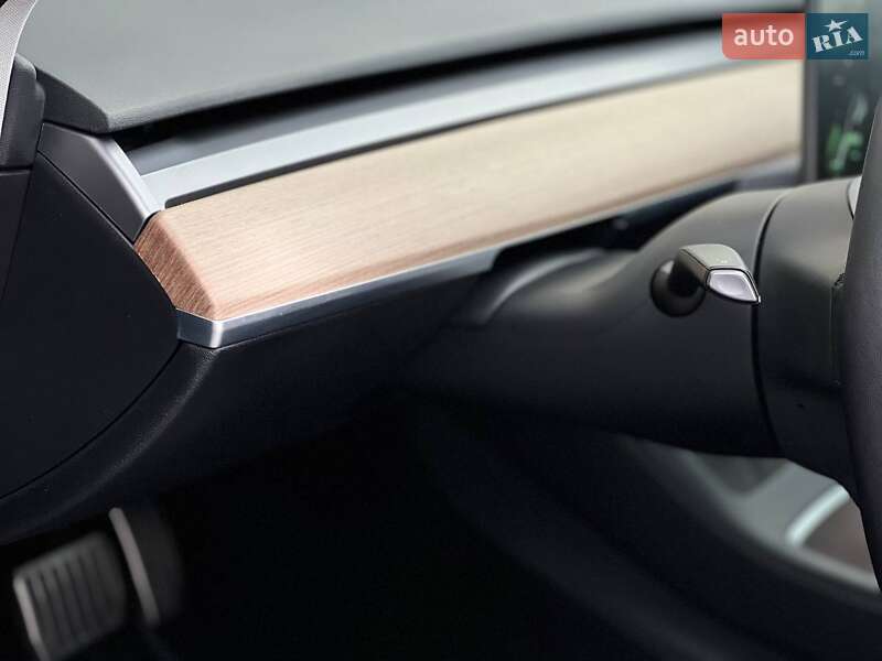 Седан Tesla Model 3 2021 в Киеве