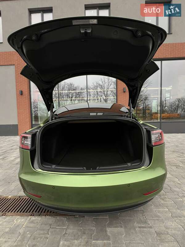 Седан Tesla Model 3 2021 в Киеве