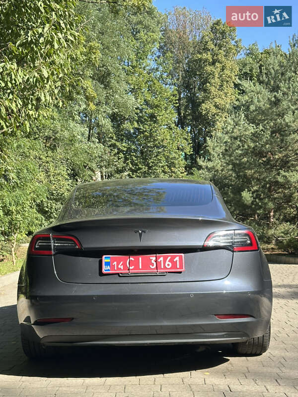 Седан Tesla Model 3 2020 в Ужгороді