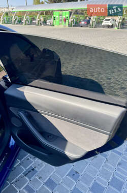 Седан Tesla Model 3 2022 в 
