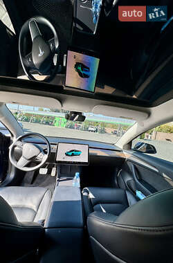 Седан Tesla Model 3 2022 в 