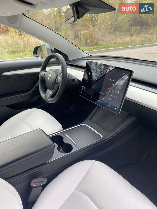 Седан Tesla Model 3 2021 в Киеве