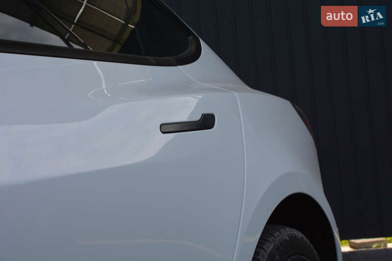 Седан Tesla Model 3 2022 в Самборе
