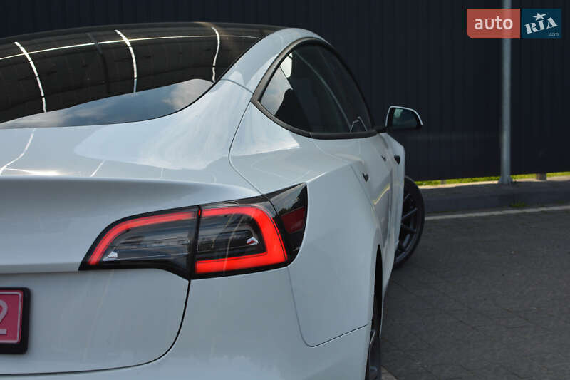Седан Tesla Model 3 2022 в Самборе