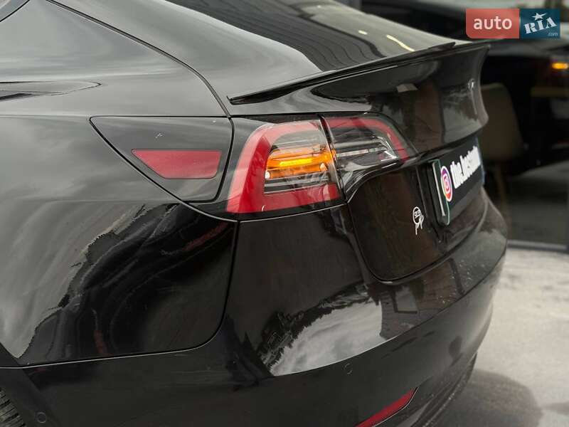 Седан Tesla Model 3 2022 в Рівному
