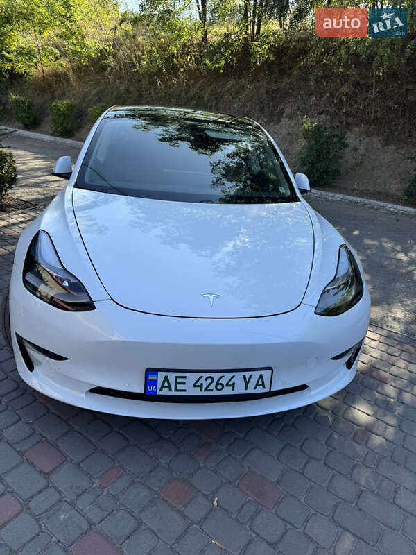 Седан Tesla Model 3 2021 в Кам'янському