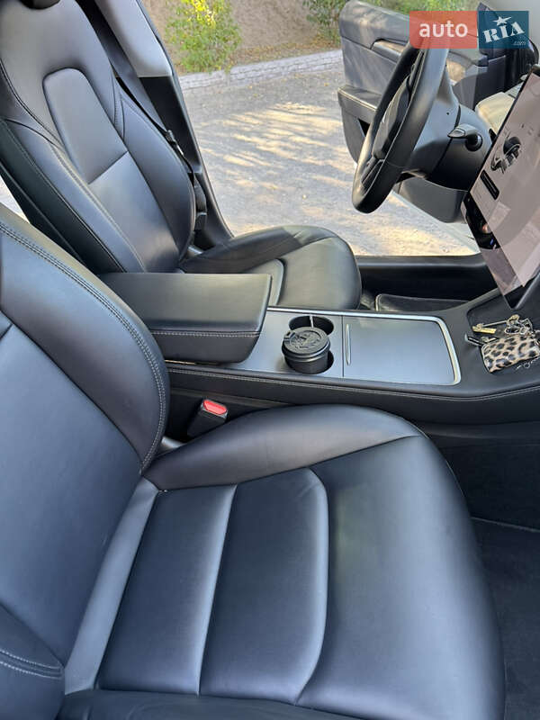 Седан Tesla Model 3 2021 в Кам'янському