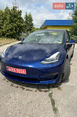 Седан Tesla Model 3 2018 в Умані