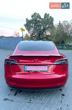 Седан Tesla Model 3 2022 в 