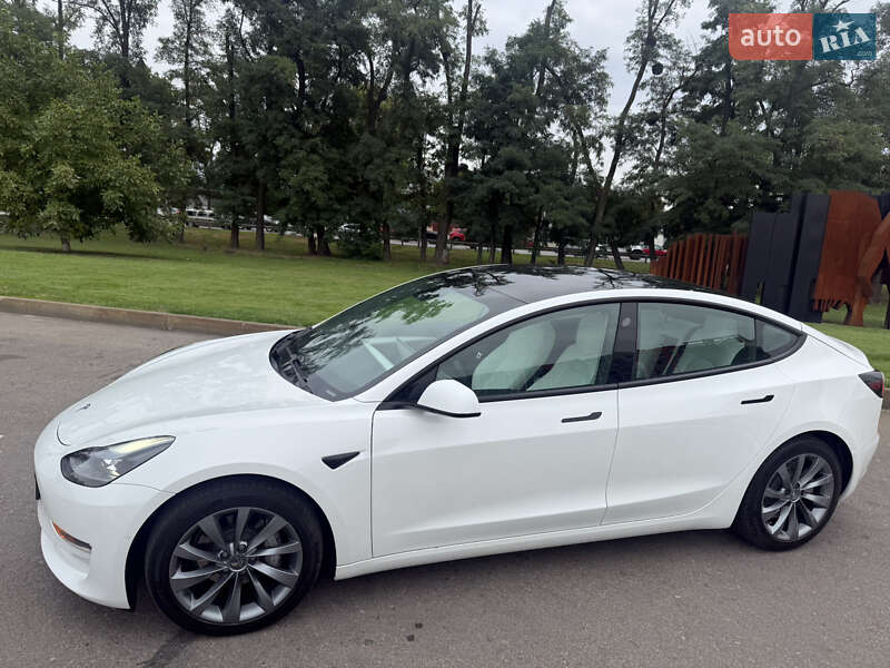 Седан Tesla Model 3 2021 в Києві