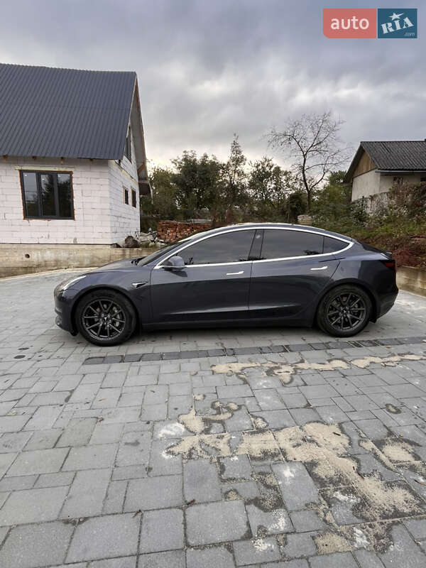 Седан Tesla Model 3 2018 в Долині