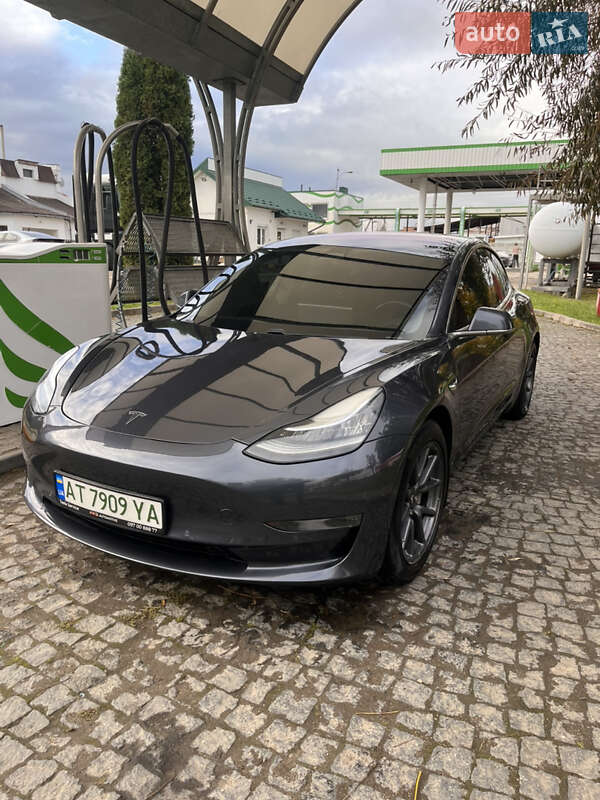 Седан Tesla Model 3 2018 в Долині