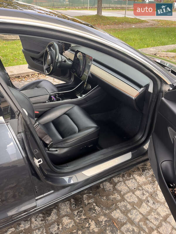 Седан Tesla Model 3 2018 в Долині