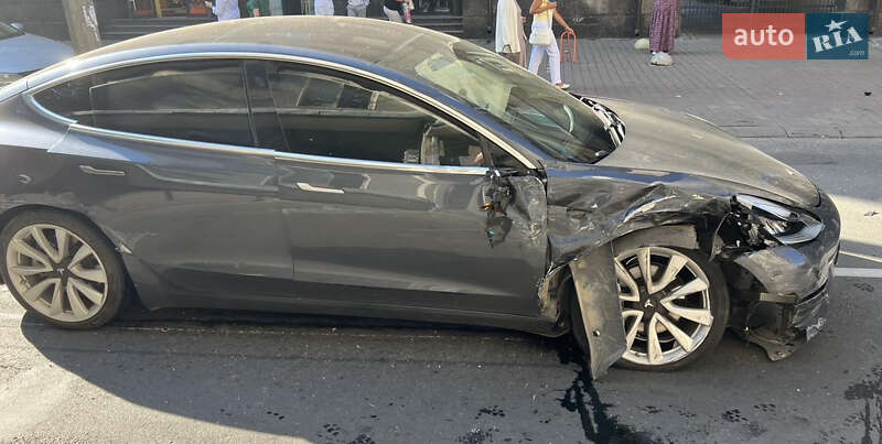 Седан Tesla Model 3 2018 в Івано-Франківську