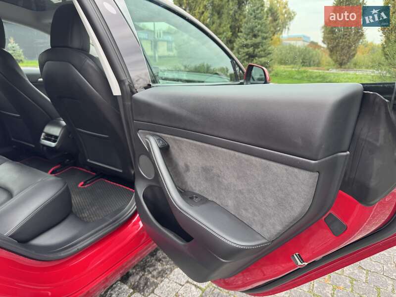 Седан Tesla Model 3 2021 в Пирятині