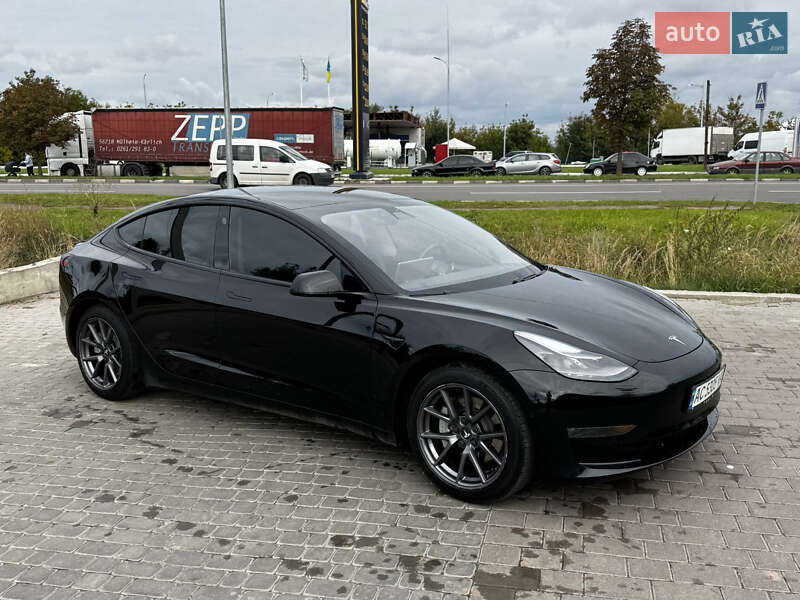 Седан Tesla Model 3 2021 в Луцке