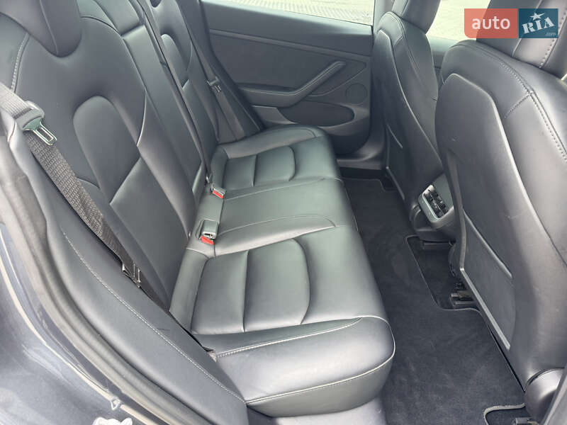Седан Tesla Model 3 2023 в Ровно