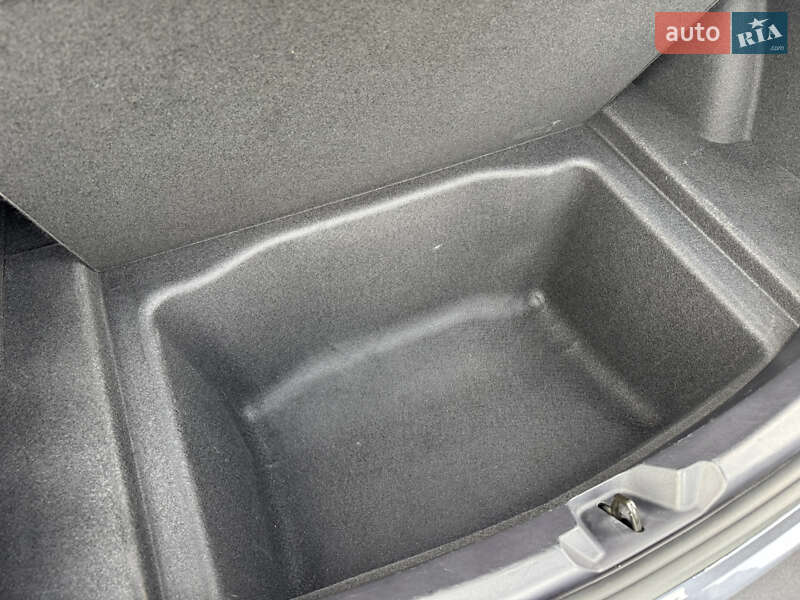 Седан Tesla Model 3 2023 в Ровно