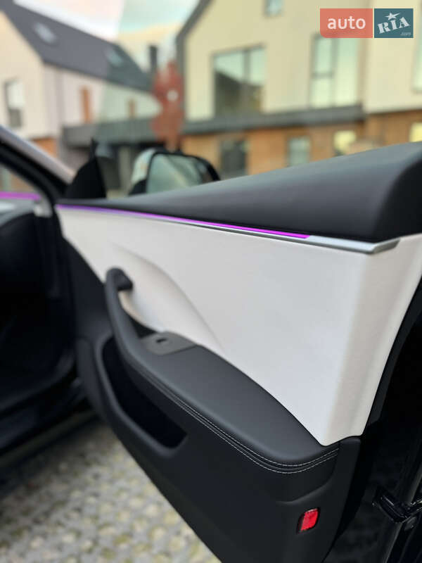Седан Tesla Model 3 2024 в Львові