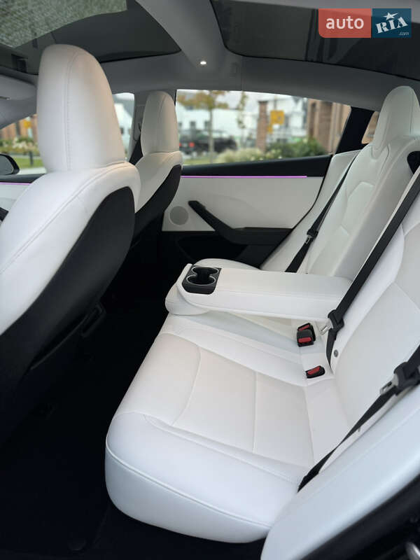 Седан Tesla Model 3 2024 в Львові