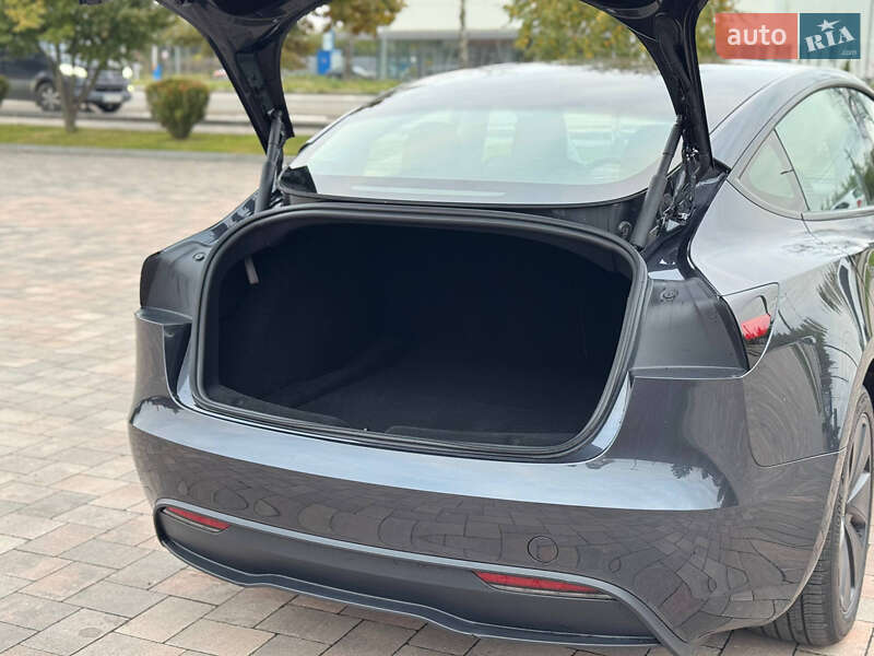 Седан Tesla Model 3 2024 в Івано-Франківську