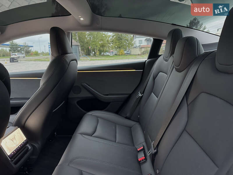 Седан Tesla Model 3 2024 в Івано-Франківську