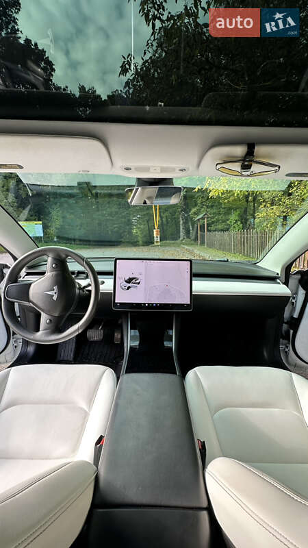 Седан Tesla Model 3 2019 в Трускавце
