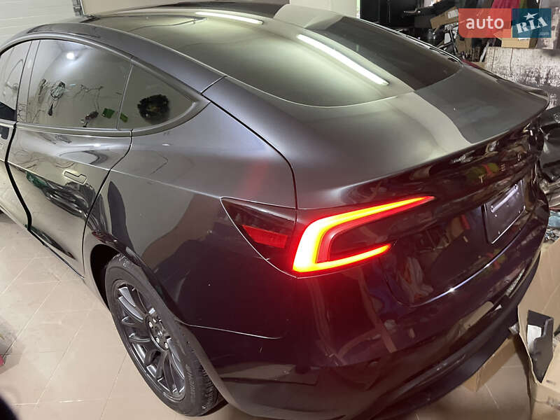 Седан Tesla Model 3 2025 в Бродах