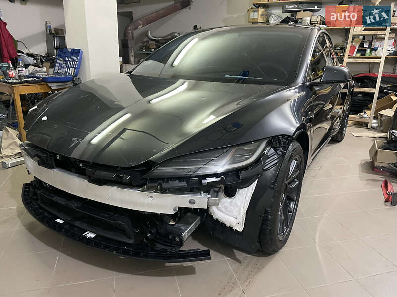 Седан Tesla Model 3 2025 в Бродах