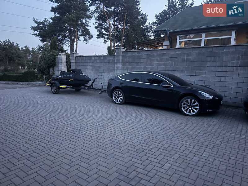 Седан Tesla Model 3 2018 в Дніпрі
