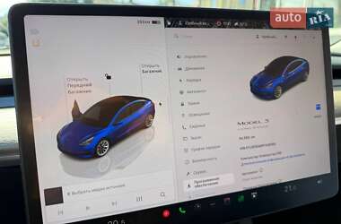 Седан Tesla Model 3 2022 в 