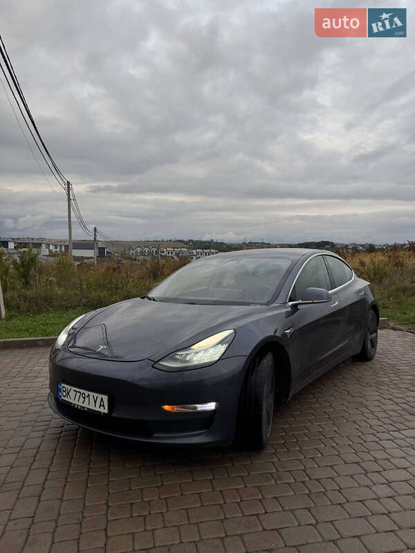 Седан Tesla Model 3 2020 в Рівному
