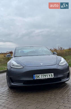 Седан Tesla Model 3 2020 в 