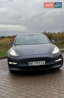 Седан Tesla Model 3 2020 в 