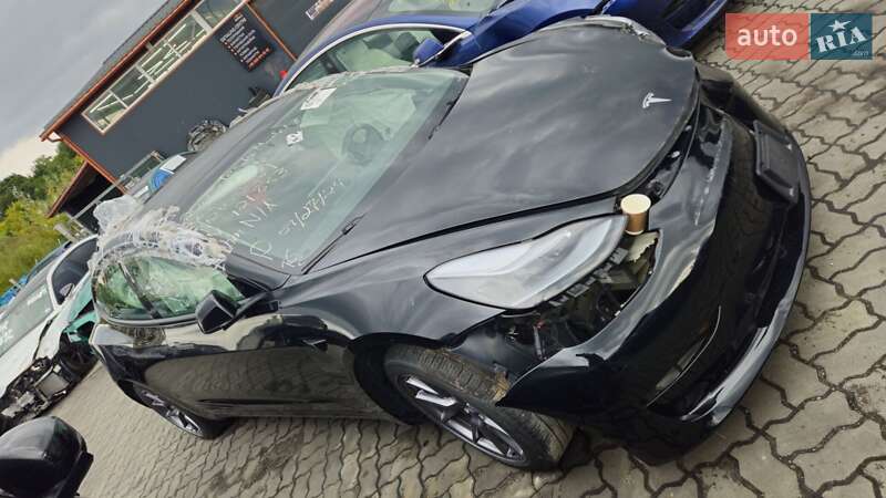 Седан Tesla Model 3 2023 в Львове