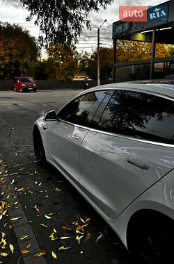 Седан Tesla Model 3 2020 в 