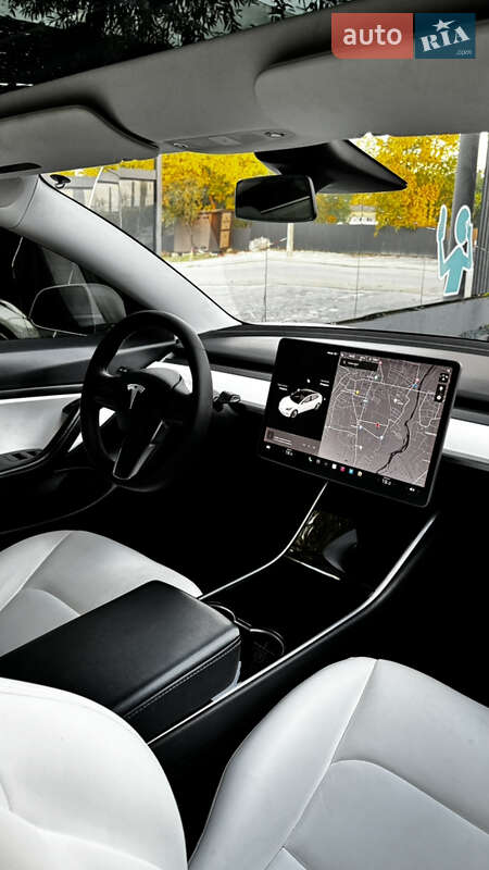 Седан Tesla Model 3 2020 в Івано-Франківську