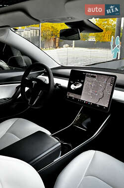Седан Tesla Model 3 2020 в 