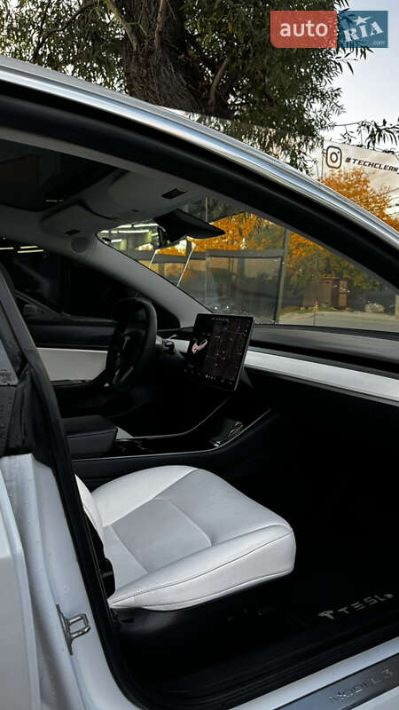 Седан Tesla Model 3 2020 в Івано-Франківську