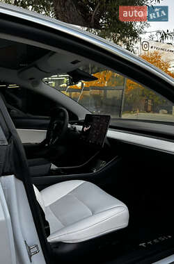 Седан Tesla Model 3 2020 в 